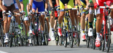 Yol eğimi bisiklet yarışı sporcu ile nişanlı