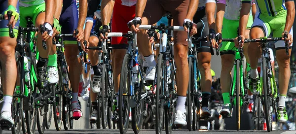 Pernas de ciclistas que andam durante a corrida internacional — Fotografia de Stock