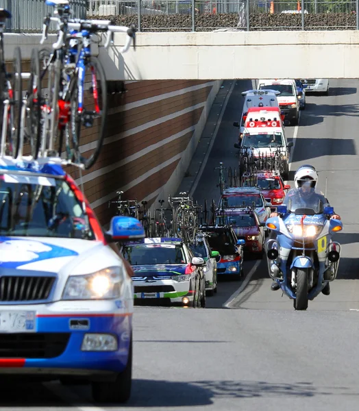 自転車レースの車やオートバイの護衛 — ストック写真