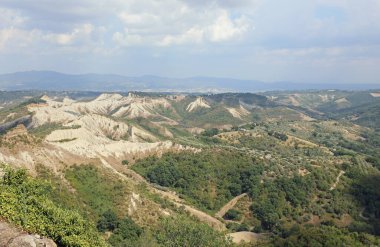 İtalya 'nın orta İtalya' daki Viterbo kenti yakınlarındaki İtalyan Apeninlerinin geniş manzarası