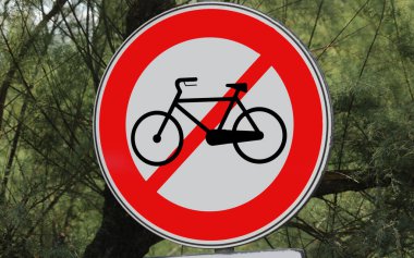 Sadece insanların yürüyebildiği bir alanda bisiklet dolaşımını yasaklayan işaretler.