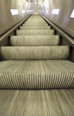 İnsanlar olmadan modern bir alışveriş merkezinin uzun yürüyen merdivenleri