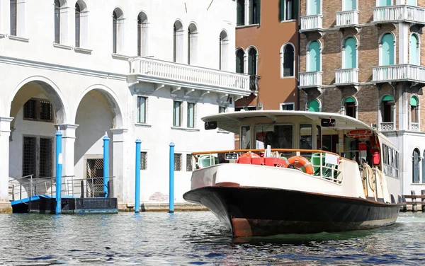 Vaporetto Transportu Publicznego Wyspie Wenecji Wielkim Kanale Bardzo Niewielu Ludzi — Zdjęcie stockowe