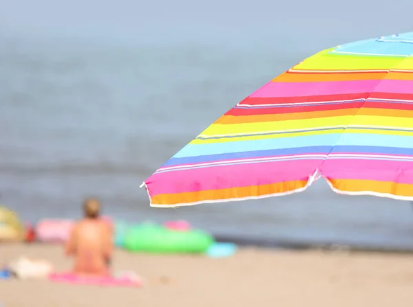 Bunter Sonnenschirm Strand Mit Badegästen Die Sich Während Der Sommerferien — Stockfoto
