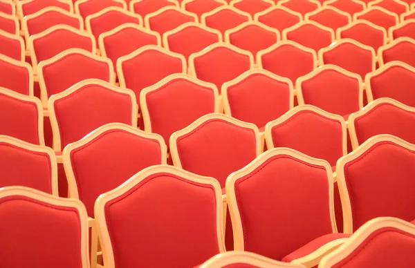 人々のいない劇場の多くの空のエレガントな赤いベルベットの椅子 — ストック写真