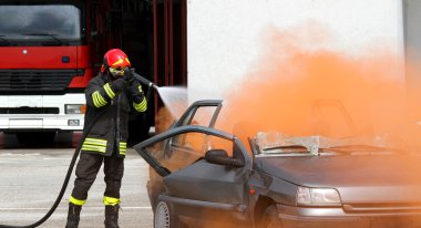 itfaiyeci itfaiye 2 araba kazasından sonra söndürür.