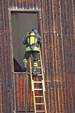 firehous, yangın tatbikatı sırasında oksijen silindir ile itfaiye