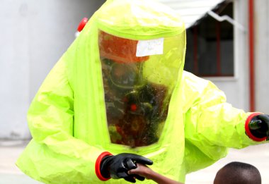 kurtarıcı Afrikalı Çocuk el sıkışan sarı takım elbise ile