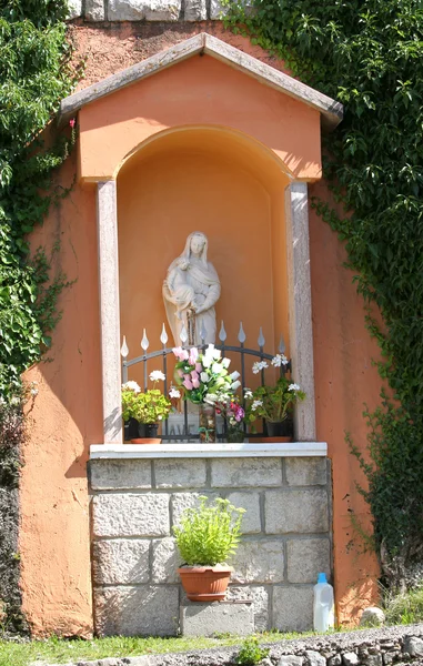 Capitelli votivi con la statua della madonna in paese — Foto Stock