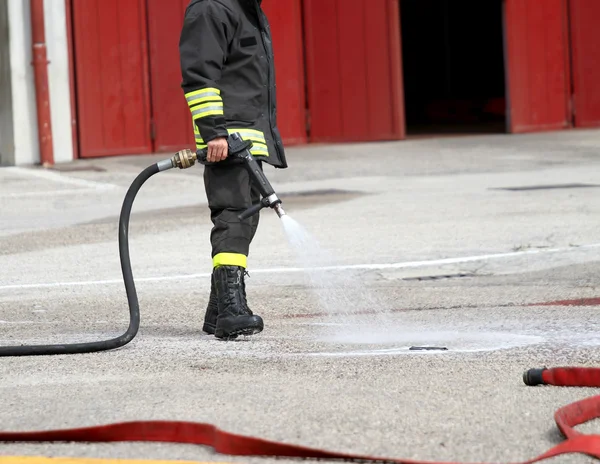 Feuerwehrmann mit dem Löscheinsatz im Einsatz — Stockfoto