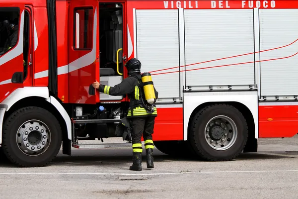 Pompier avec réservoir d'oxygène en action 3 — Photo
