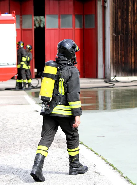 Brandweerman met zuurstoftank in actie 2 — Stockfoto