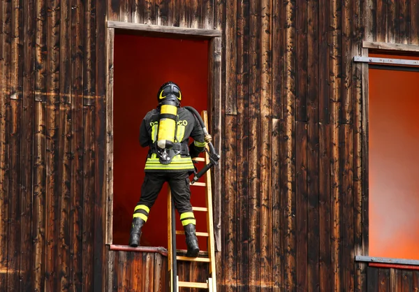 Strażak z butli tlenowej podczas ćwiczenia strażackie w firehous — Zdjęcie stockowe