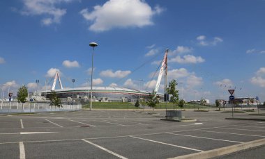 Torino, TO, İtalya - 26 Ağustos 2015: Juventus Stadyumu 'nun önünde boş park yeri