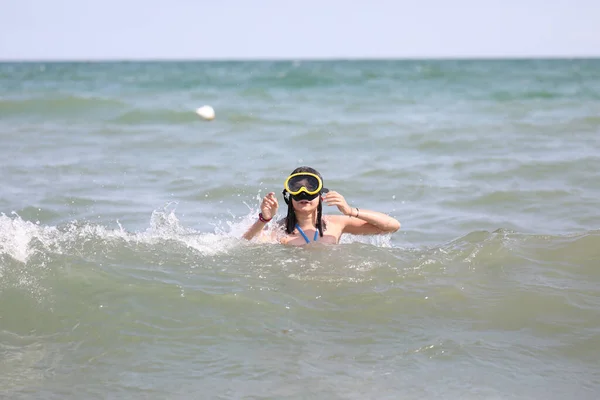 Mała Dziewczynka Środku Wody Morskiej Podczas Zabawy Maską Nurkowania Skakania — Zdjęcie stockowe