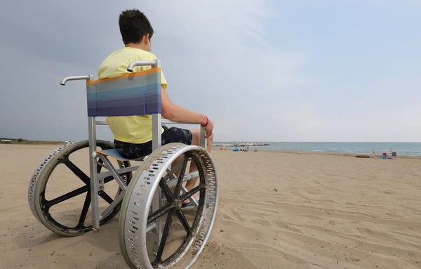 Menino Cadeira Rodas Praia Areia Junto Mar Rodas Especiais Para — Fotografia de Stock
