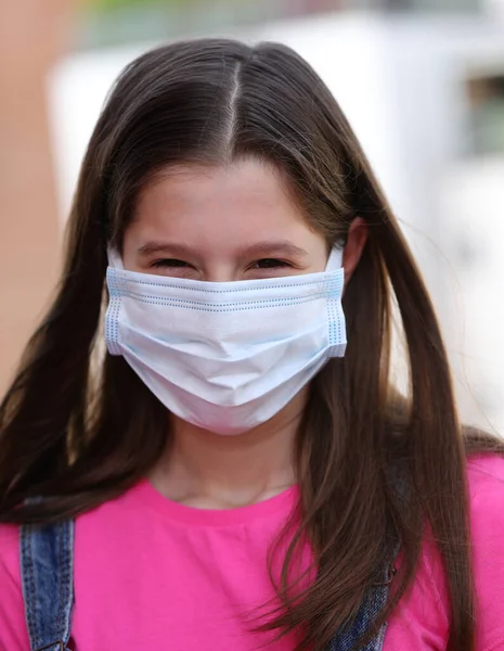 コロナウイルスから身を守るために長い黒い髪とマスクを持つ美しい少女 — ストック写真