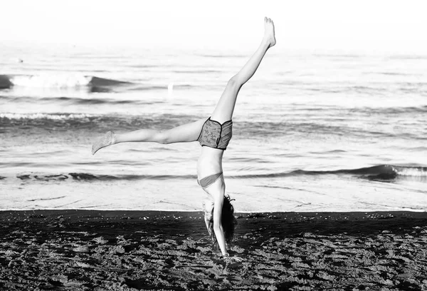 Mladý Atletický Dívka Během Kalisthenics Nohama Nahoru Břehu Pláže — Stock fotografie