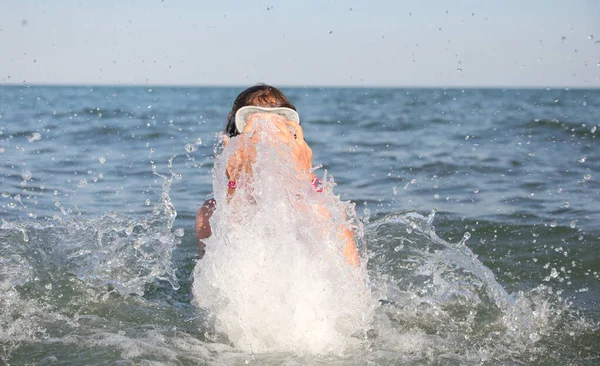 Ung Flicka Med Dykning Mask Spelar Det Stinkande Vattnet Sommaren — Stockfoto