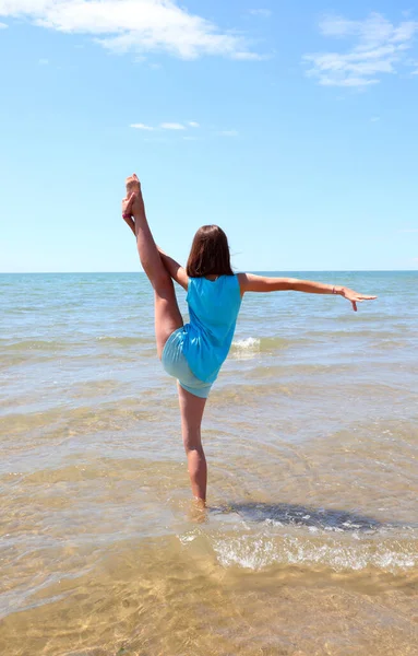 Athletic Girl Sea Summer Performs Physical Exercises Rhythmic Gymnastics Lifting — Stock Photo, Image