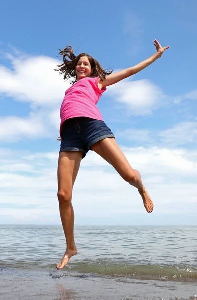 Skok Młodej Szczęśliwej Dziewczyny Wybrzeżu Letnim Symbolu Beztroskiej Radości — Zdjęcie stockowe