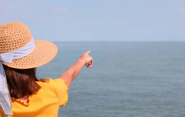 Dziewczyny Słomkowych Kapeluszach Wskazują Punkt Horyzoncie Spokojnym Morzu — Zdjęcie stockowe