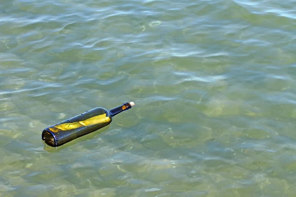 Mensaje en botella de vidrio en el mar —  Fotos de Stock