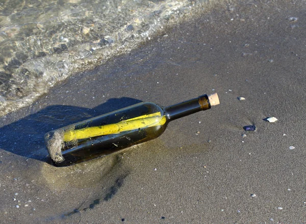 Mapa del tesoro en la botella en la orilla del océano —  Fotos de Stock