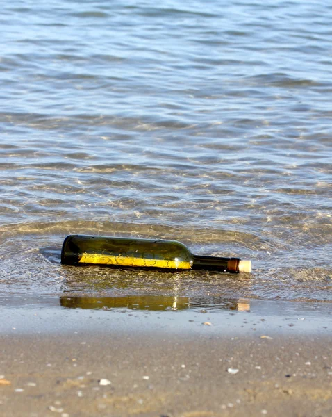 Карта сокровищ в бутылке на берегу океана — стоковое фото