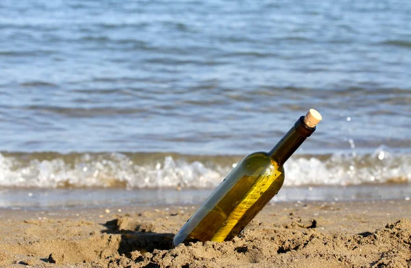 Секретне повідомлення в пляшці на березі моря — стокове фото