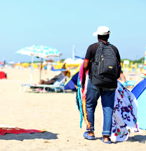 Ropa de vendedor abusivo en la playa del mar —  Fotos de Stock