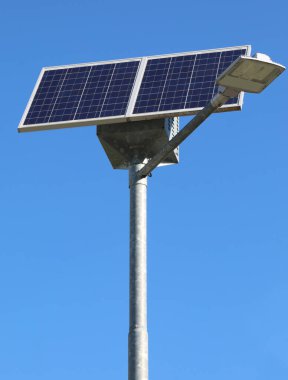 Elektrik ve enerji tasarrufu için fotovoltaik paneli olan güneş ışığı