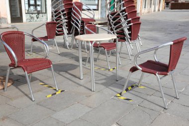 Alfresco Cafe 'deki sandalyeler için koli bandıyla imzalanmış.