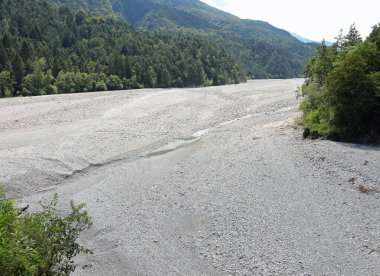 Avrupa 'da nehir yatağındaki kayalar tarafından emilen su karst fenomeni