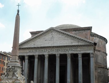 İtalya 'da Roma' nın merkezinde Pantheon adında antik bir tapınak ve antik Mısır dikilitaş Latince metni, Lucio 'nun oğlu Marco Agrippa' nın üçüncü konsolosluk yılında inşa ettiği anlamına gelir.