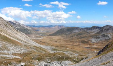 İtalya 'nın orta kesimindeki Abruzzo bölgesinde Campo Imperatore adında geniş bir vadi.