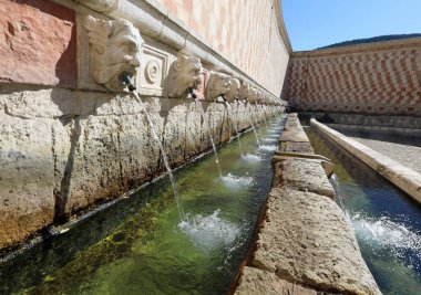 Orta İtalya 'nın Abruzzo Bölgesi' ndeki L Aquila kasabasında FONTANA DELLE 99 CANNELLE adlı ünlü çeşme.