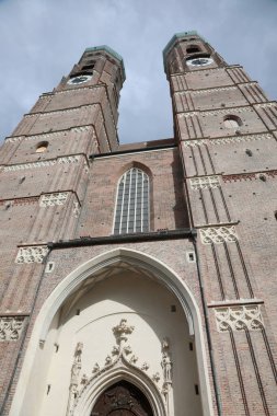 Kapı ve Frauenkirche 'in iki çan kulesi Almanya' daki Münih Katedrali