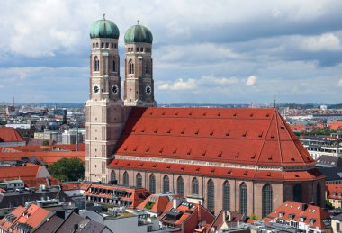 Frauenkirche Almanya 'daki Münih Katedrali' nde yüksek kuleleri var.