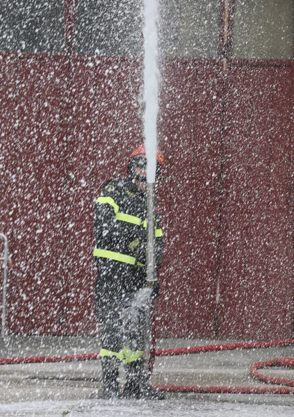 Пожежник Який Використовує Піну Створює Навмисно Ефект Фокусування Снігу Пожежному — стокове фото