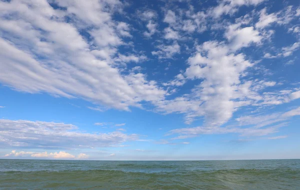 Beautiful Background White Clouds Sea Feels People Ideal Backdrop Overlaying — Stock Photo, Image