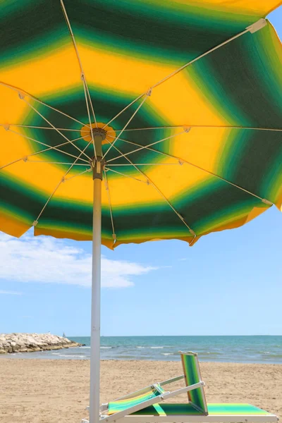 Großer Sonnenschirm Von Grüner Und Gelber Farbe Strand Meer Sommer — Stockfoto