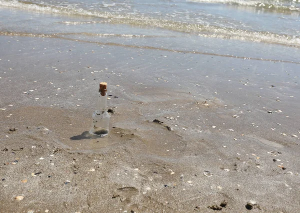 Выброшенная Берег Стеклянная Бутылка Пробкой Уносимой Морскими Волнами Берегу — стоковое фото