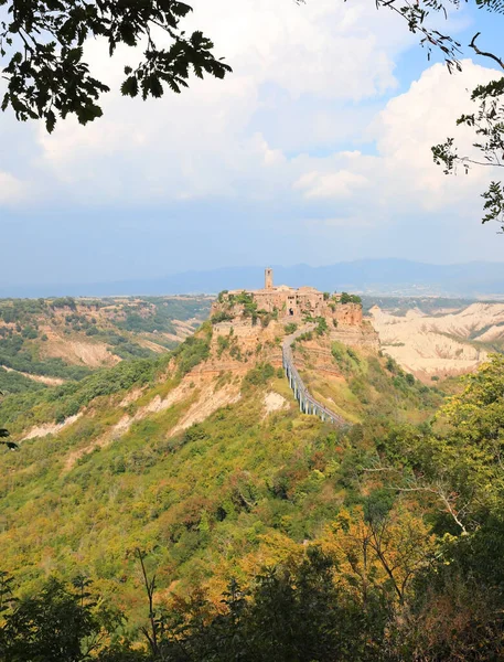 Civita Bagno Regio Είναι Ένα Χωριό Σκαρφαλωμένο Πάνω Από Λόφο — Φωτογραφία Αρχείου