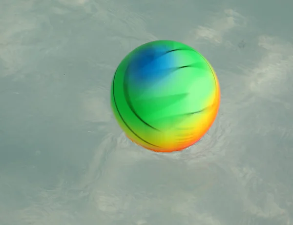 五彩缤纷的彩球在游泳池里旋转 效果模糊不清 — 图库照片