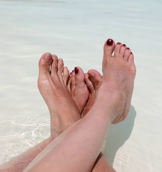 Vier Voet Van Man Vrouw Ontspannen Het Resort Zwembad — Stockfoto