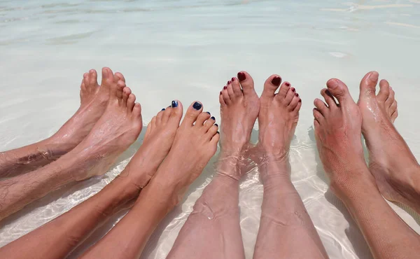 Família Oito Pés Quatro Relaxante Piscina Resort Verão — Fotografia de Stock