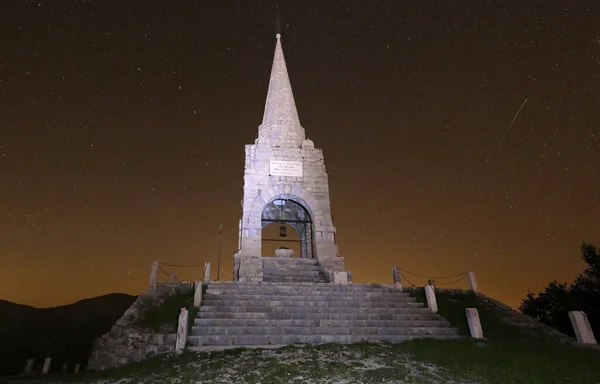 Kriegerdenkmal Cimone Berg Norditalien Und Der Text Der Bedeutet Von — Stockfoto