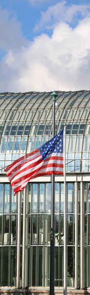 Grande Bandeira Americana Que Voa Atrás Edifício Aço Vidro Moderno — Fotografia de Stock