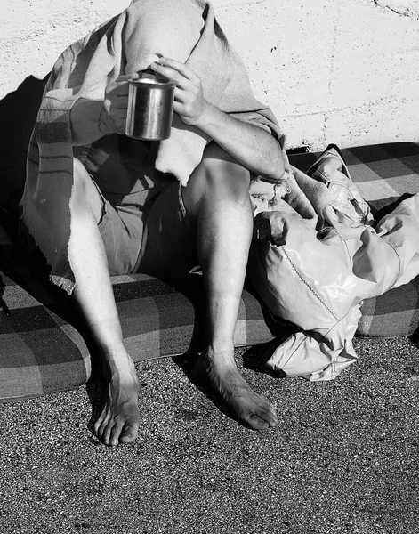 Νέοι Άστεγοι Βρώμικα Πόδια Ζητώντας Φιλανθρωπία Καλυμμένη Μια Κουβέρτα Μαύρο — Φωτογραφία Αρχείου
